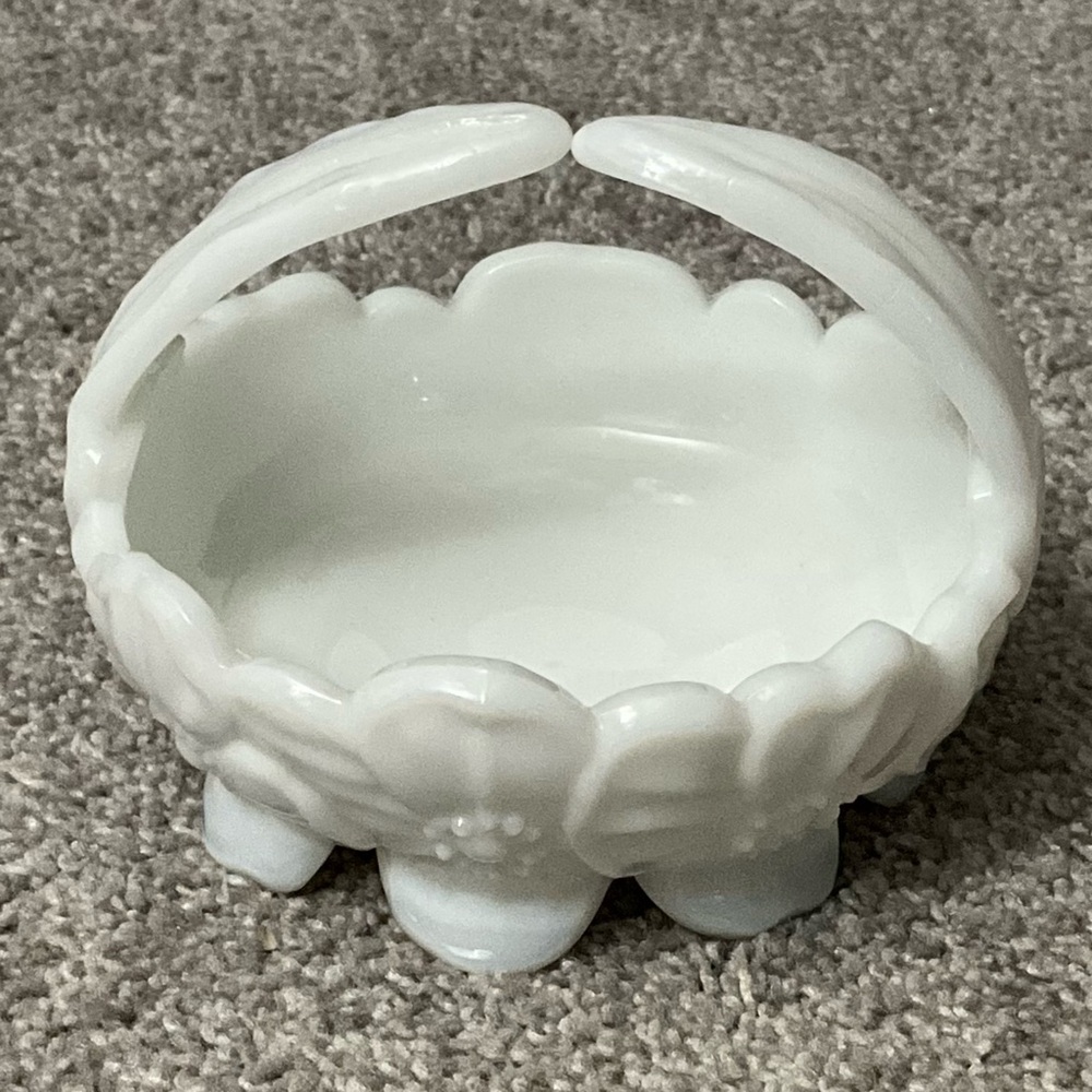 LAST CHANCE**Westmoreland Glass Dogwood Basket/Dish - Picture 2 of 8